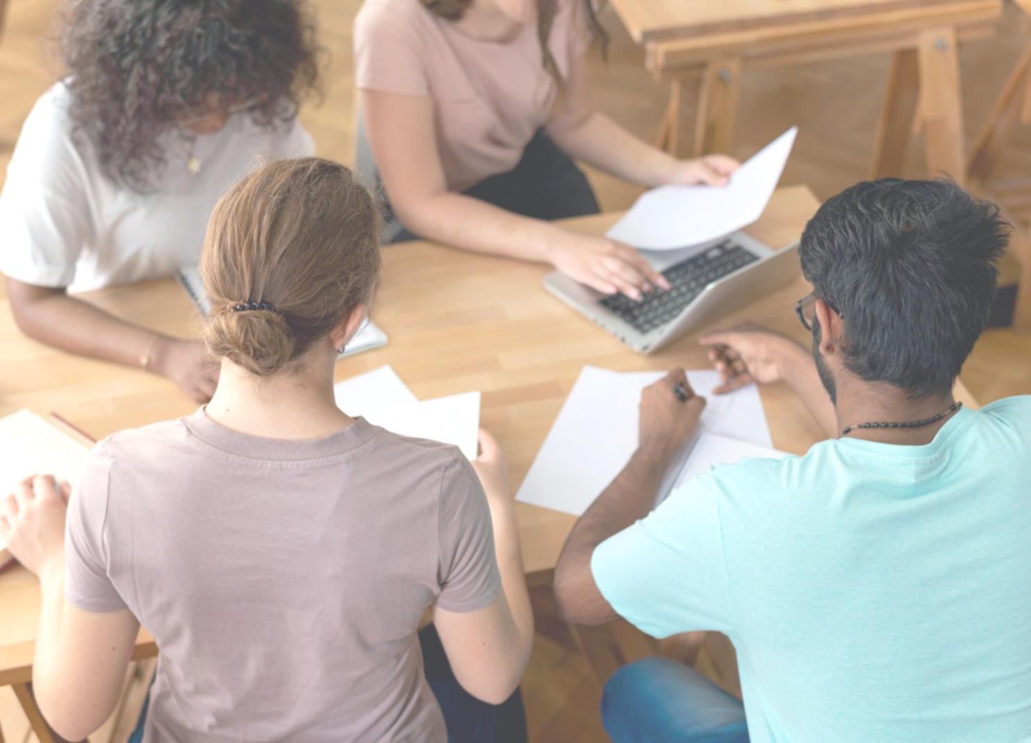 Profesionales trabajando en análisis financiero y planificación estratégica